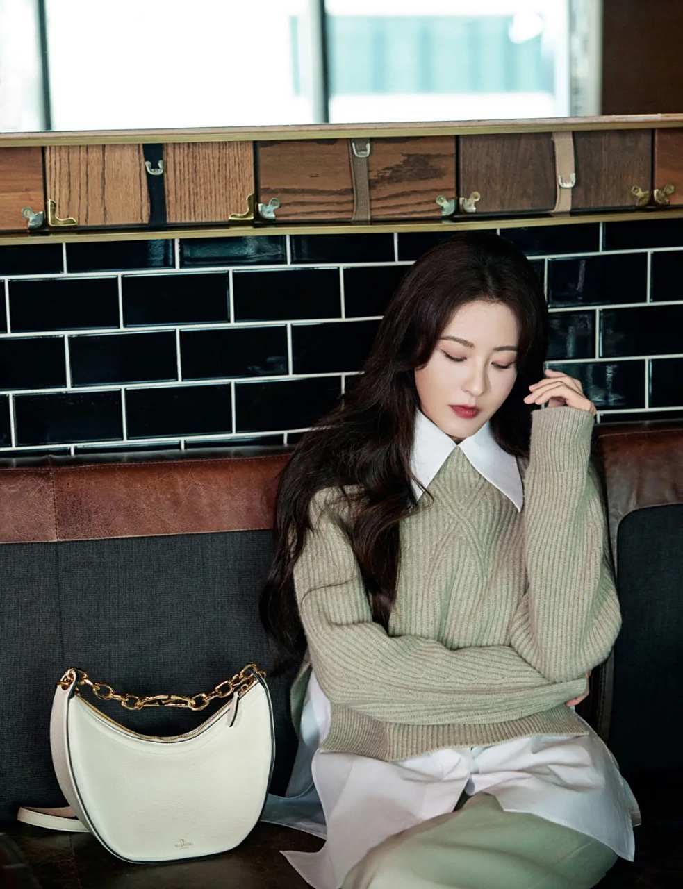 曾黎的穿搭公式周末ootd分享 豆绿色毛衣拼接白衬衫 配一条直筒阔腿