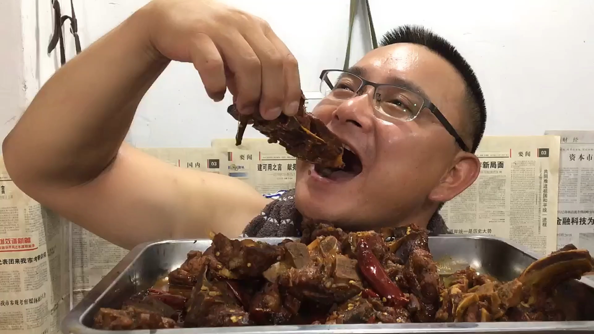 做了一盘香辣大骨头、吃起来肉烂骨酥酱香四溢、配着生卤咸虾真爽