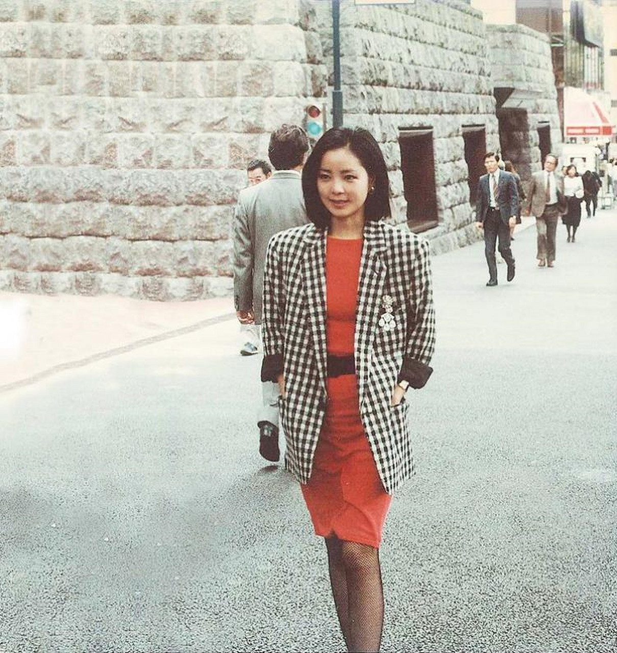 年轻时候的甜歌皇后邓丽君街头留影,照片中邓丽君留着一头齐肩短发,身