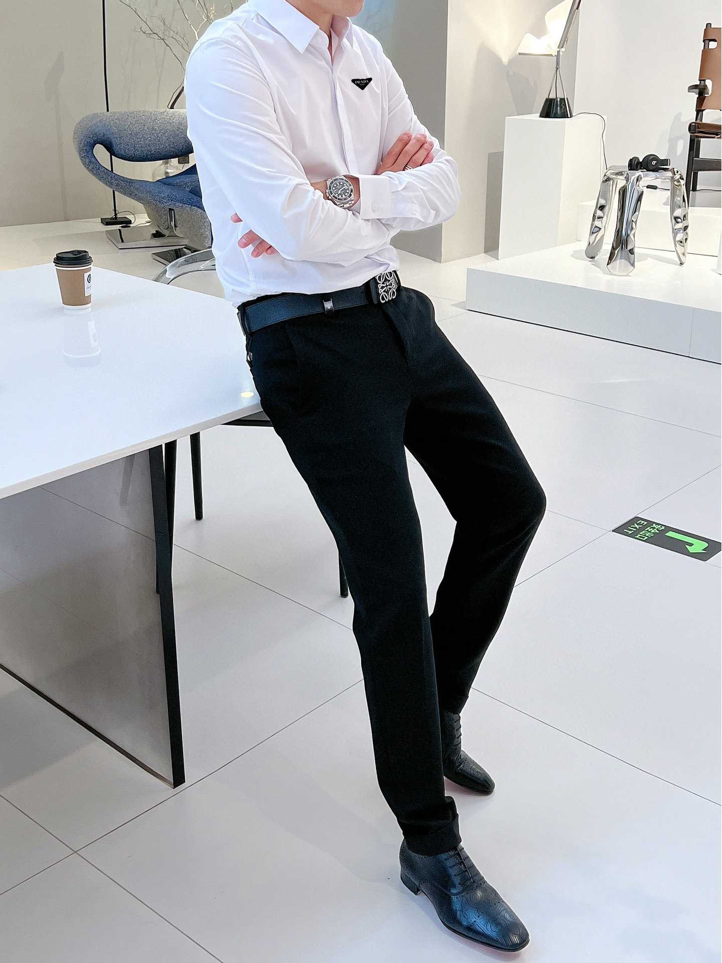 实拍普拉达新款老花肩带衬衫,简约白休闲更帅气