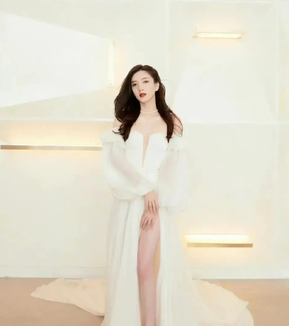 江疏影一袭白色抹胸高开叉长裙,搭配长发,明艳动人,性感妩媚,举手投足