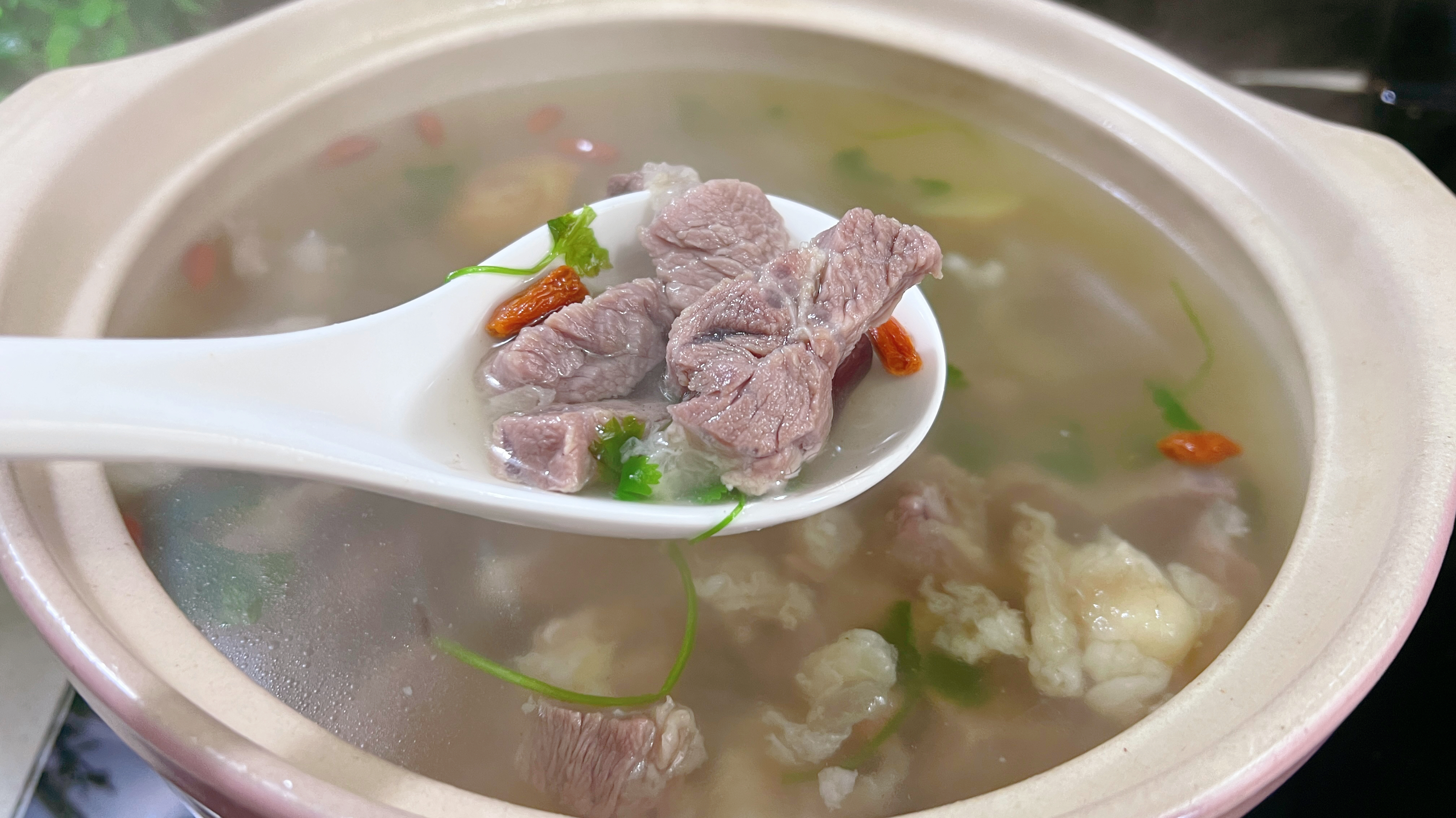 炖牛肉汤，最忌乱加调料和直接炖了，教你一招，汤清味浓肉质鲜嫩