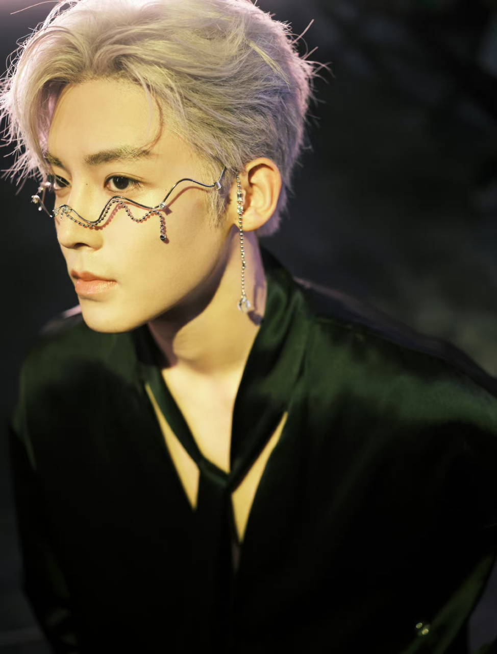 侯明昊脸链造型大片,大帅哥就要多出来营业呀,可喜欢他的天曜了#娱乐