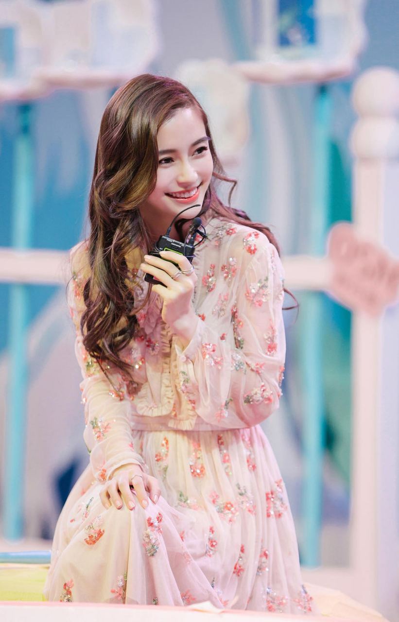 1,baby身边少有那种很厉害的大佬人物,多是娱乐圈半新人,虽然baby自己