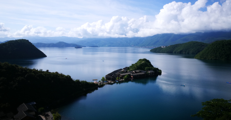 瀘沽湖橫跨四川與雲南,西昌到瀘沽湖一路的風景美不勝收