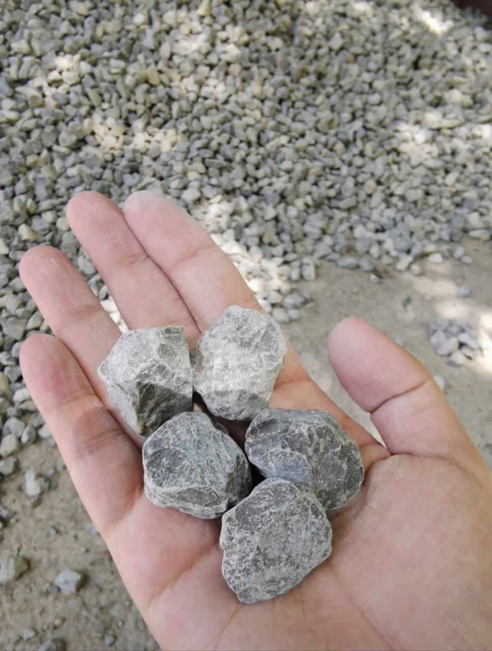 有没有小时候玩过这个石头的,估计现在都已经结婚了吧,小时候经常去捡