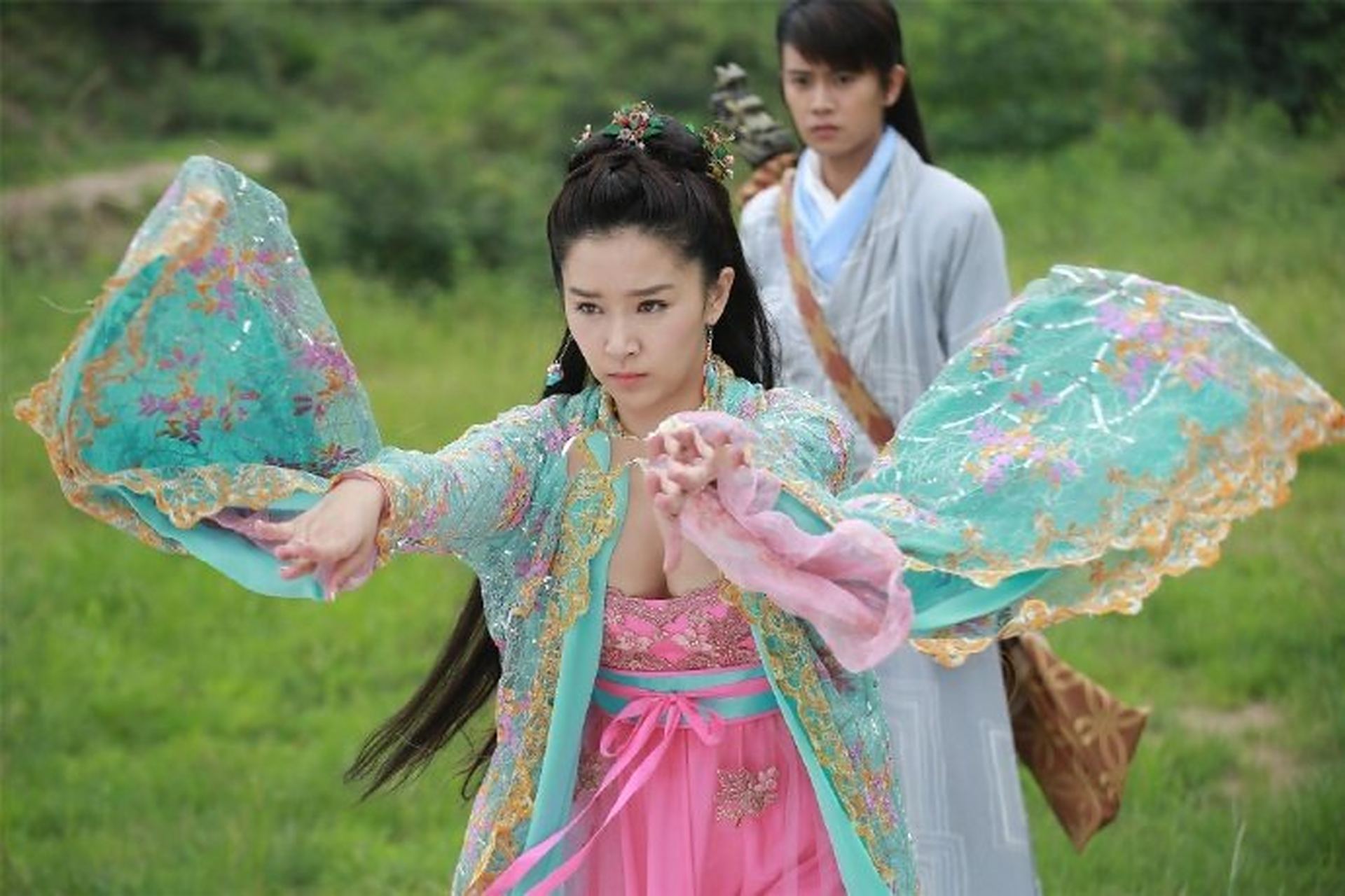 阚清子《通天狄仁杰》"慕容清"剧照 676767#娱乐最前沿# #性感