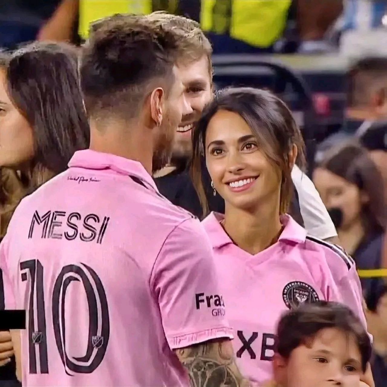 安东内拉看向梅西的眼神…… 联盟杯夺冠后, 安东内拉看向梅西的眼神