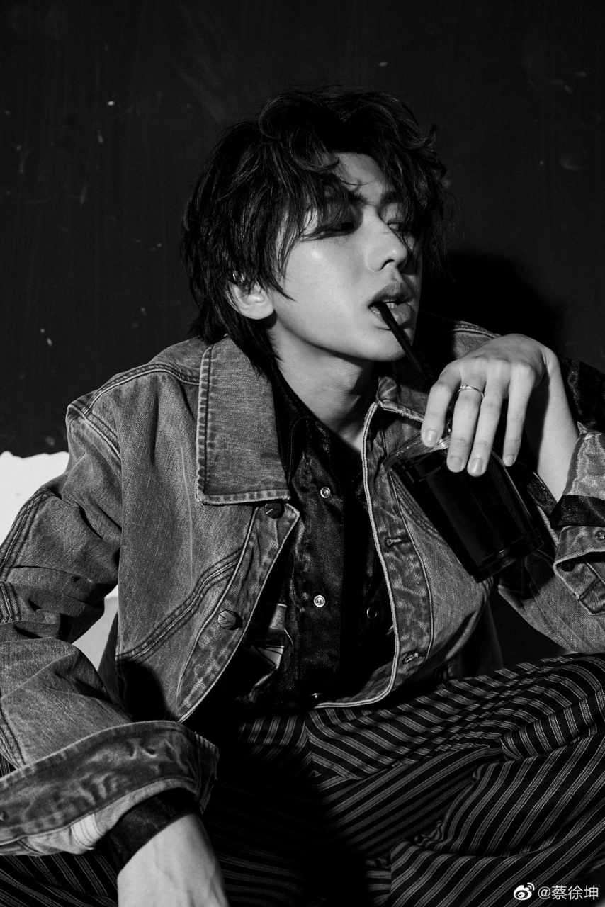 1,蔡徐坤的团队过去是他亲妈一人管理,他团队离职率还挺高的,因为他