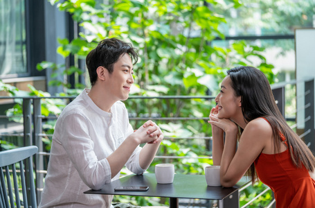 约会新潮流:牛排套餐,配上红酒,再偷亲一下,饭后一起散散步