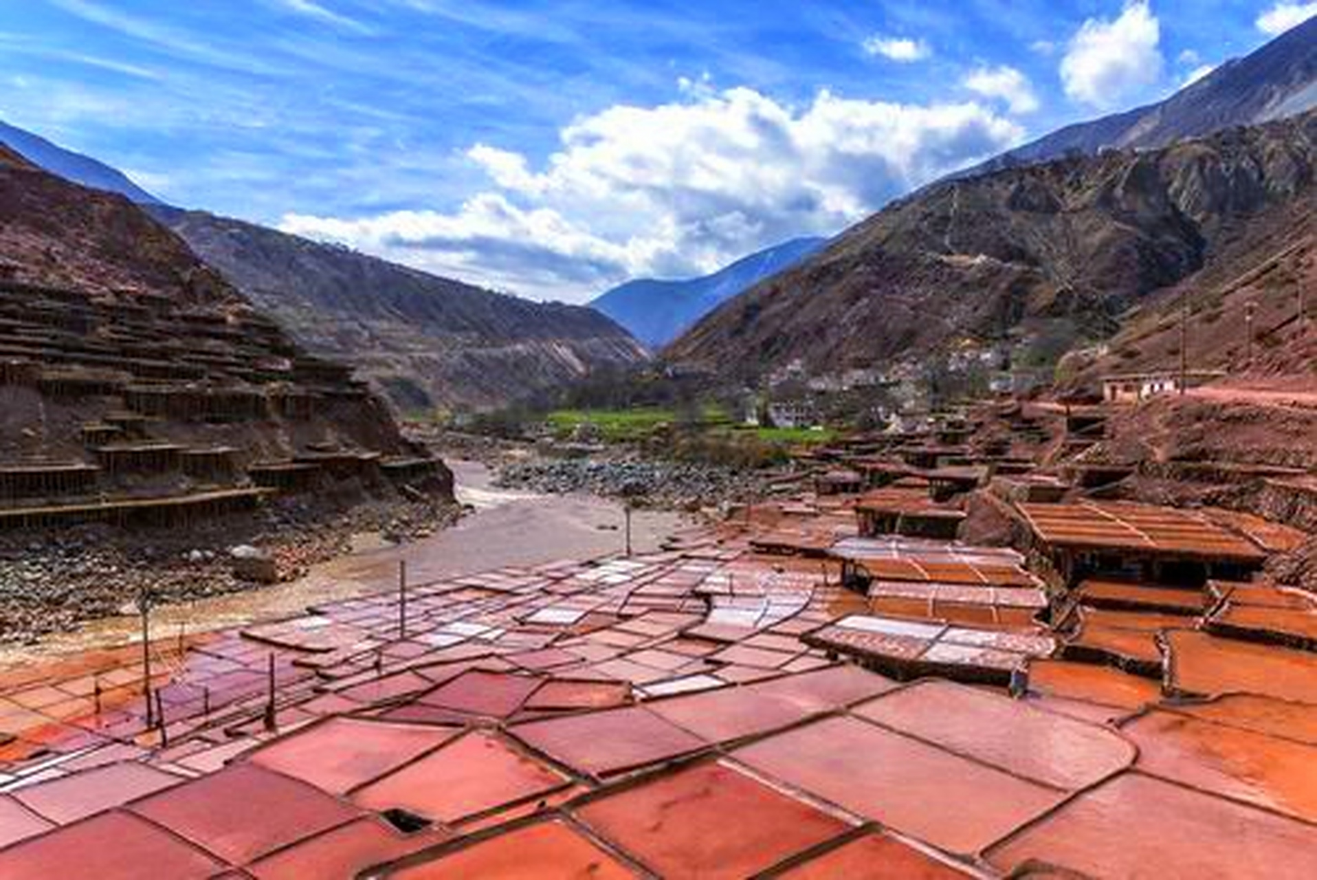 芒康盐井古盐田已有1300年历史,位于西藏芒康县盐井镇澜沧江东西两岸