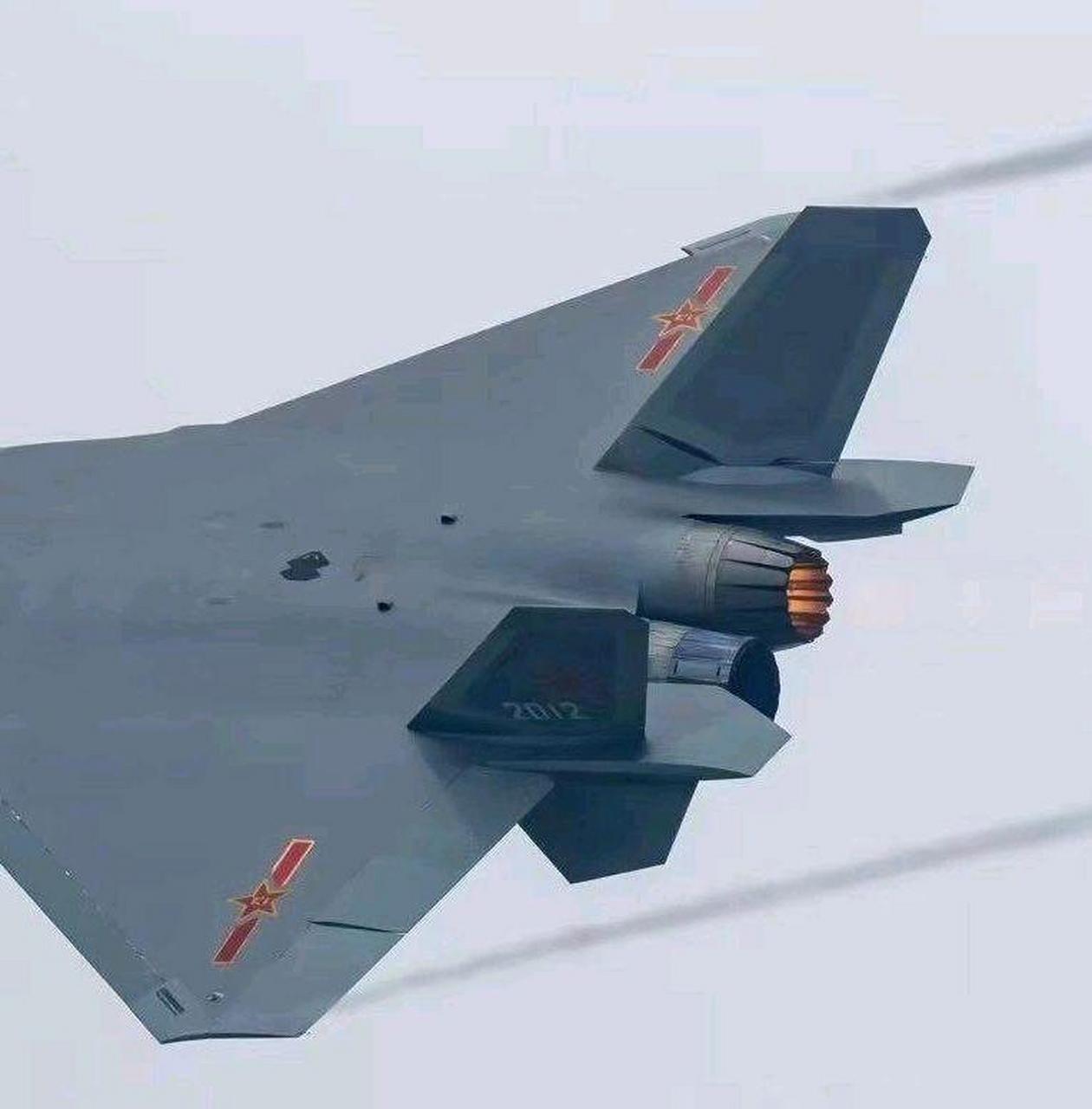 歼20换装涡扇15实机疑似首次曝光.