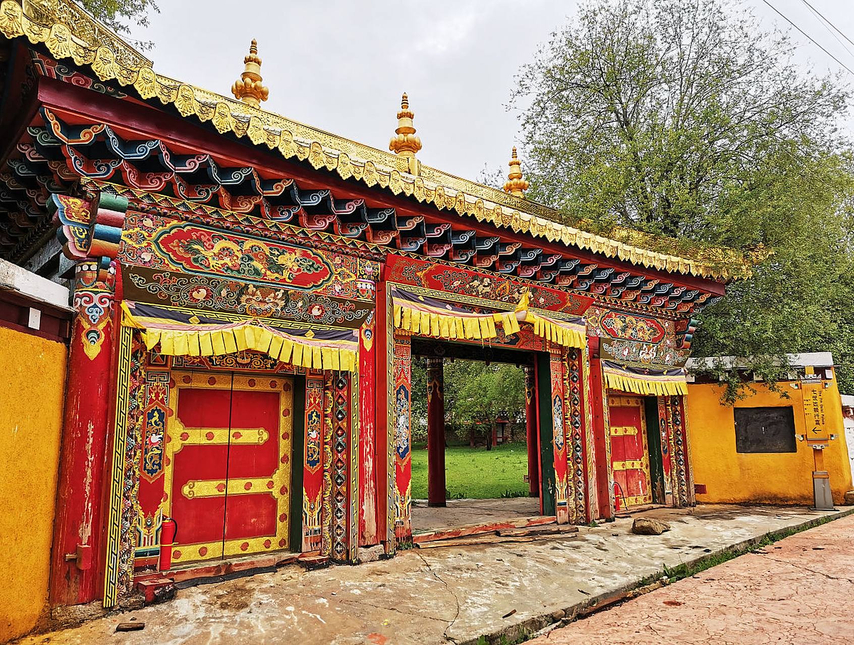 重逢巴蜀# 四川省甘孜州道孚县秘境里的莲花古刹惠远寺坐落于雅拉