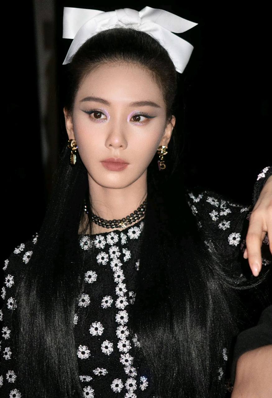 这竟然是刘诗诗,感觉她的面相变了,有点吊眼,还有一种越来越狠的感觉.