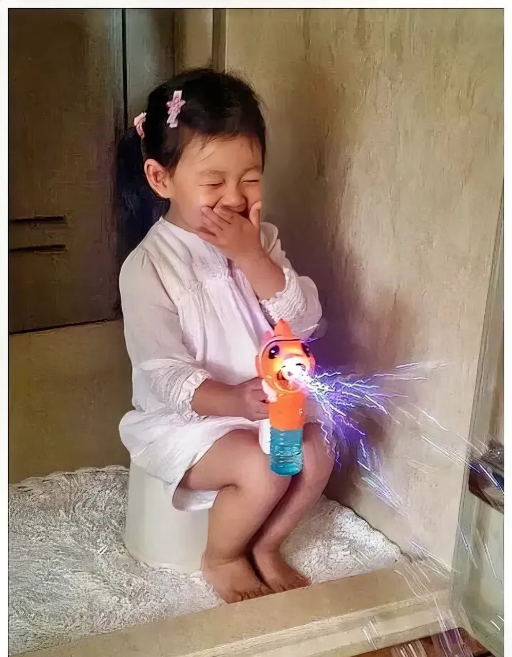 小玥儿玩得好开心!笑得不光眯上了眼睛,还用小手捂着嘴巴!