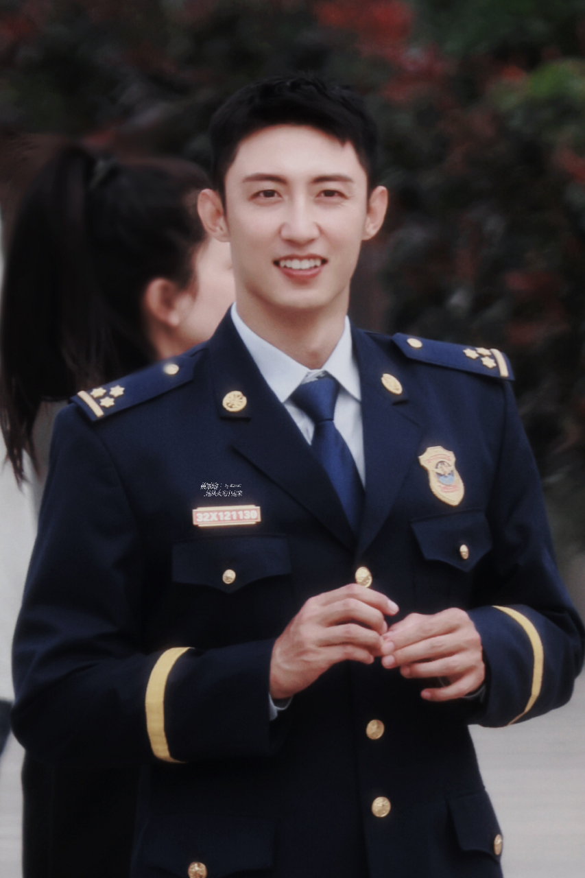 黄景瑜 一个在娱乐圈服兵役的男人 小虎牙太可爱了#娱乐# #黄景瑜