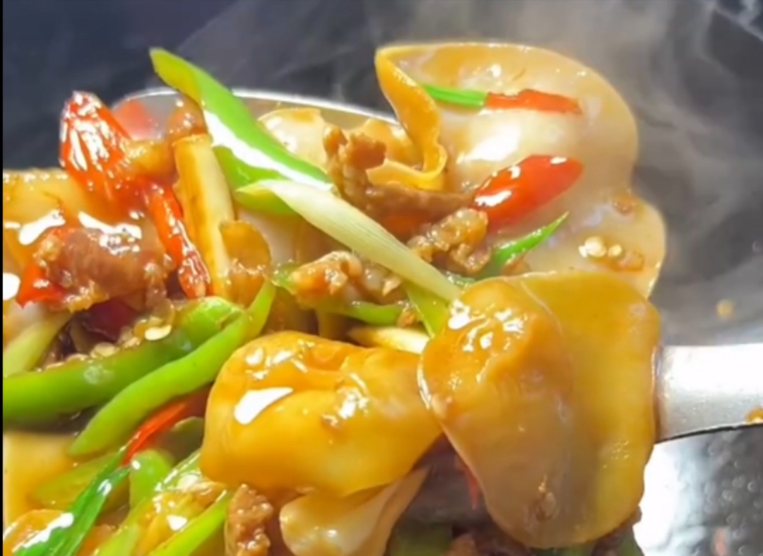 邂逅美味佳肴,小炒肉加点白玉木耳,鲜嫩脆爽,实在太好吃了