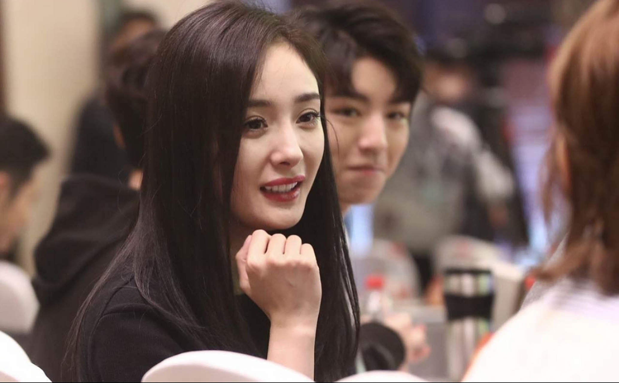 王俊凯和杨幂昔日的合照,一个青涩的害羞少年,一个青春靓丽的美女 ,站