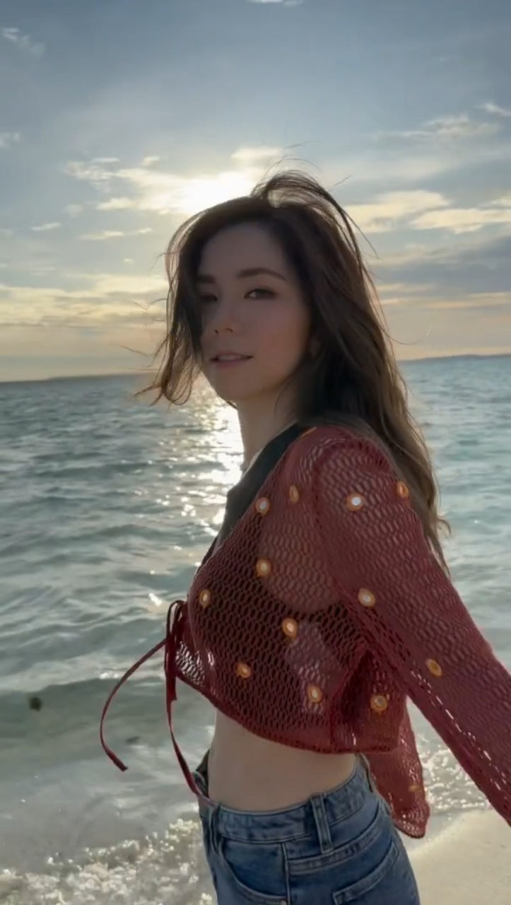 邓紫棋去海边玩,带了好几套衣服.