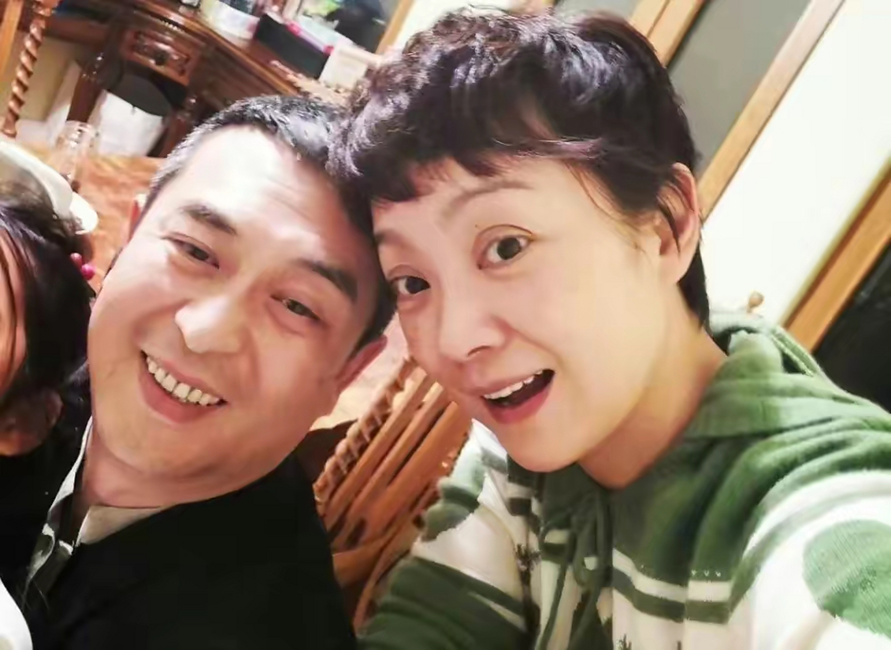 53岁张嘉译被传婚变,晒全家福老婆素颜扮嫩,10岁女儿呆萌长像爸  8月