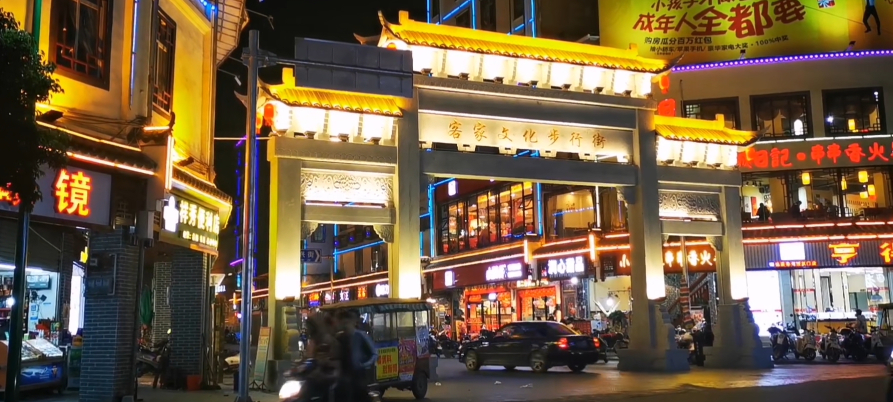 广西玉林博白县有一条美食街,白天晚上都很热闹的街道