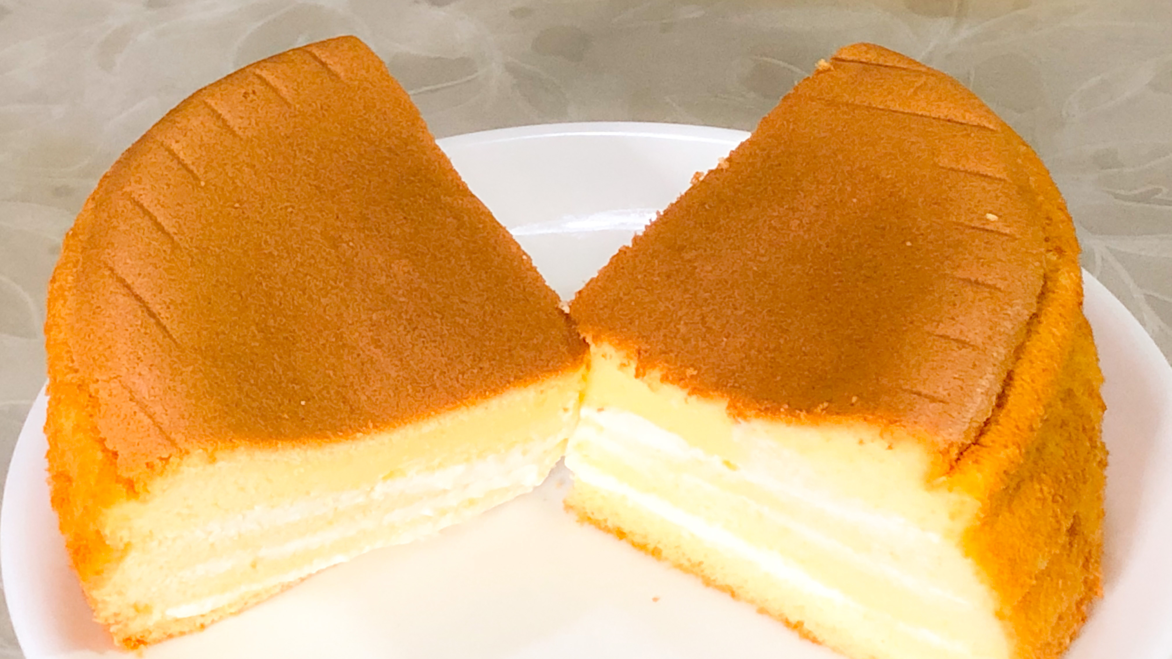 戚风蛋糕打发蛋清后再调制蛋黄糊,蓬松不开裂,可做奶油三角蛋糕