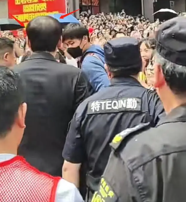 焦恩俊重庆商演,沧桑秃顶面容惊人,舞台简陋5万出场费成焦点