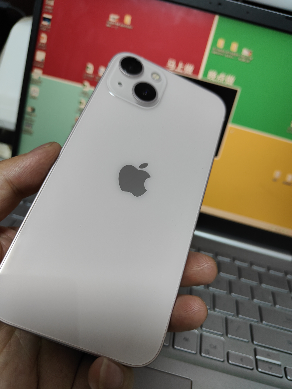 iphone13这个猛男粉比较淡,有些角度下有点灰白的颜色,你觉得好看吗?