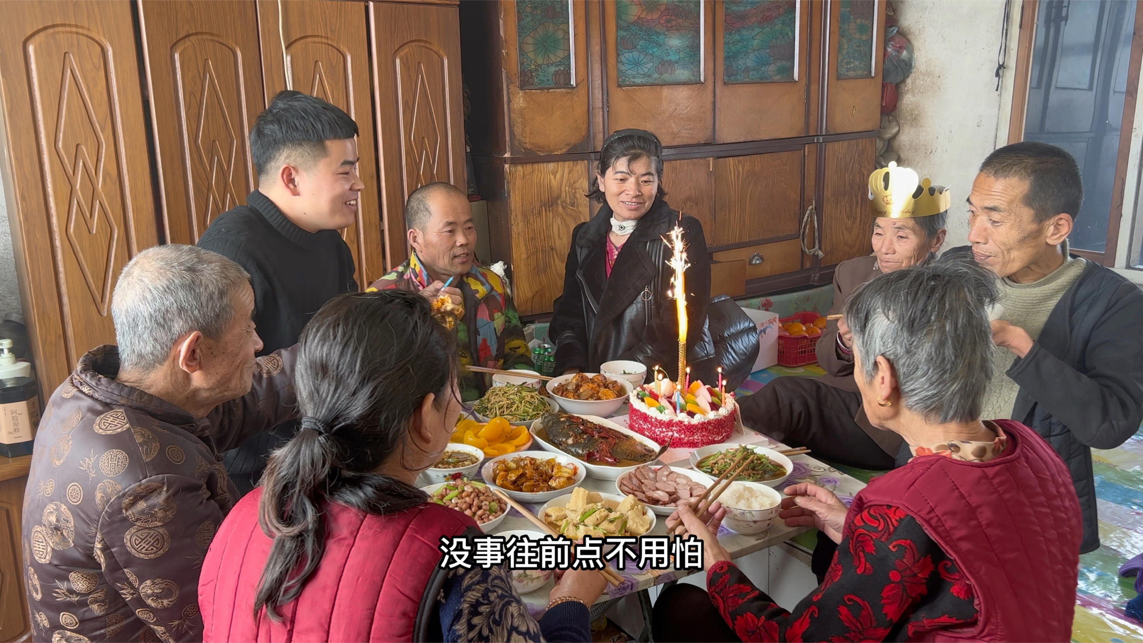 姥姥75岁生日,小强骑车三十里地去买蛋糕,大姨做一桌子好吃的