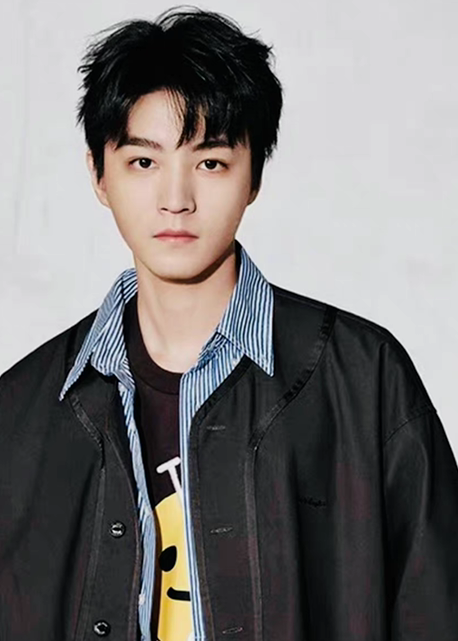 王俊凯亲自澄清传闻,但遭到网友质疑,许多真假黑料在全网传播