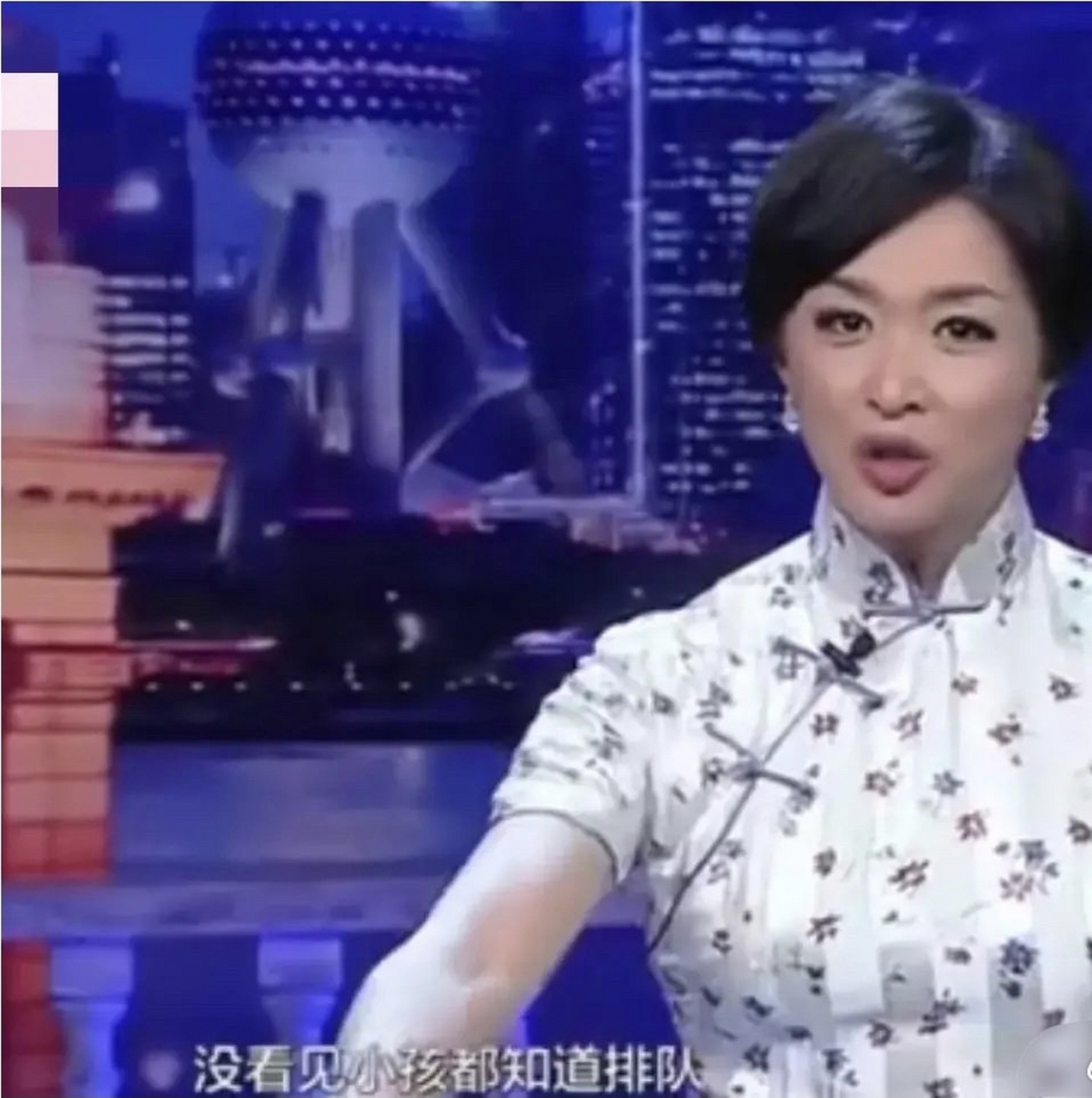 有一次,金星带孩子坐飞机,正在排队检票,突然就有一个大姐嘴里叼着