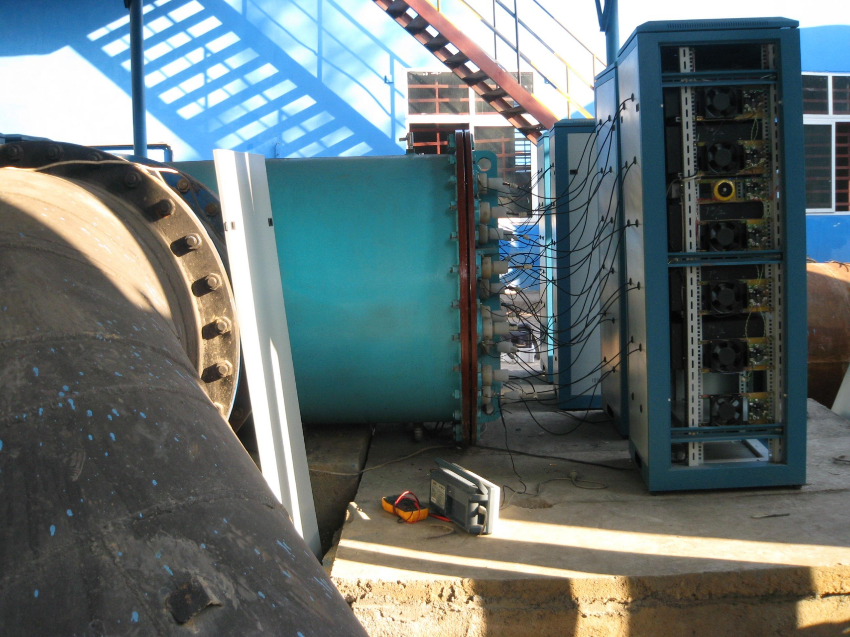 汽轮机的辅助设备 ——凝汽器  汽轮机的主要辅助设备包括凝汽设备(凝