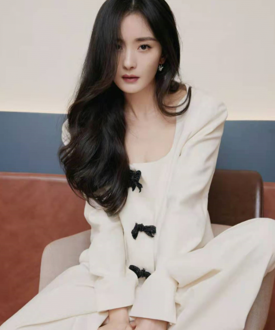 看杨幂乌黑的长卷发披肩,穿着白色套装,显的身材妖娆,露出了颈部肌肤