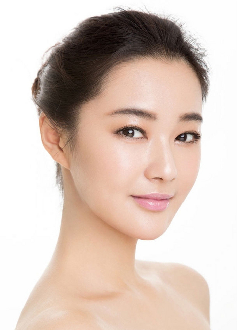 佳琪,1989年4月16日出生于内蒙古自治区锡林浩特市,中国内地影视女