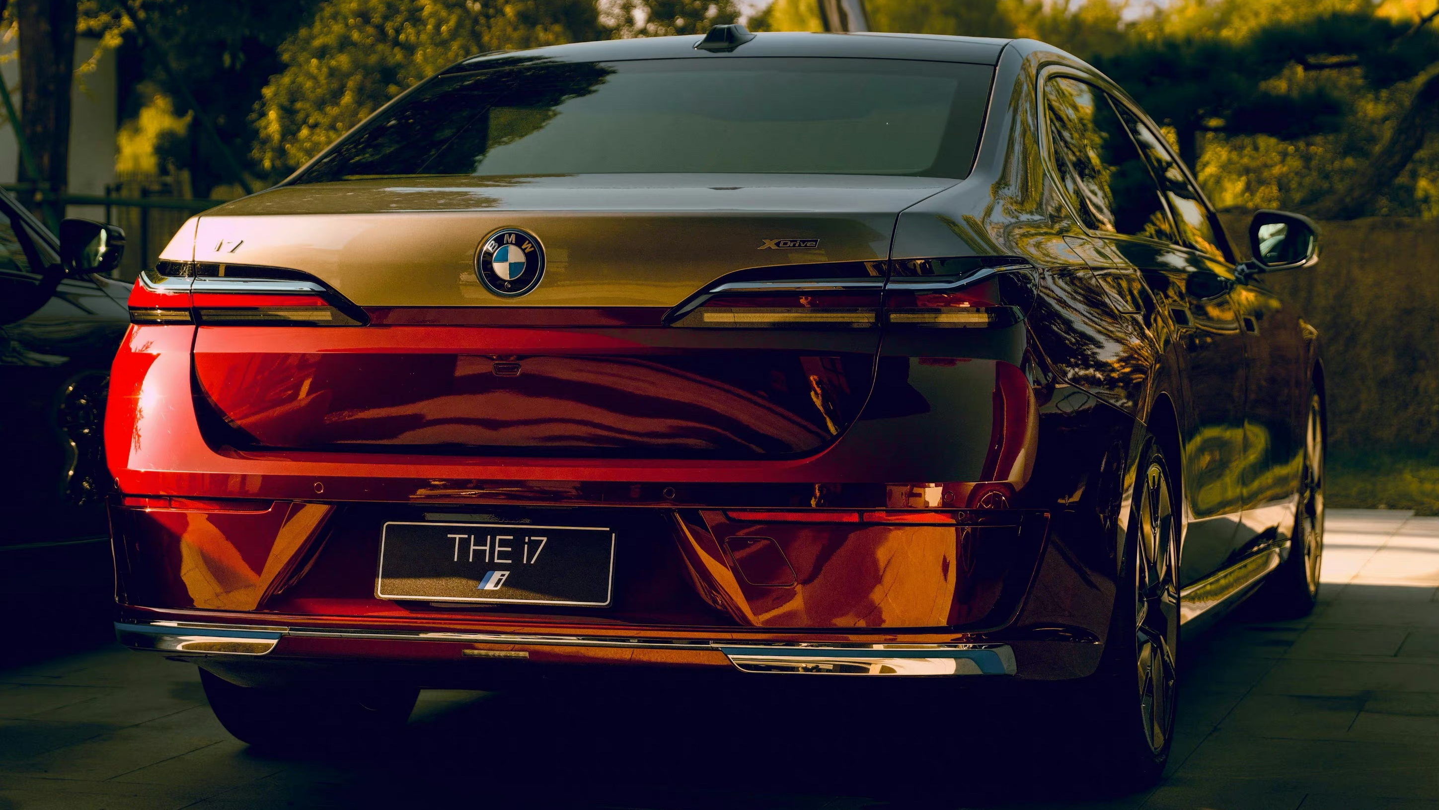 全新宝马i7落地超140万,配双电机 四驱,钢铁侠配色双色车身