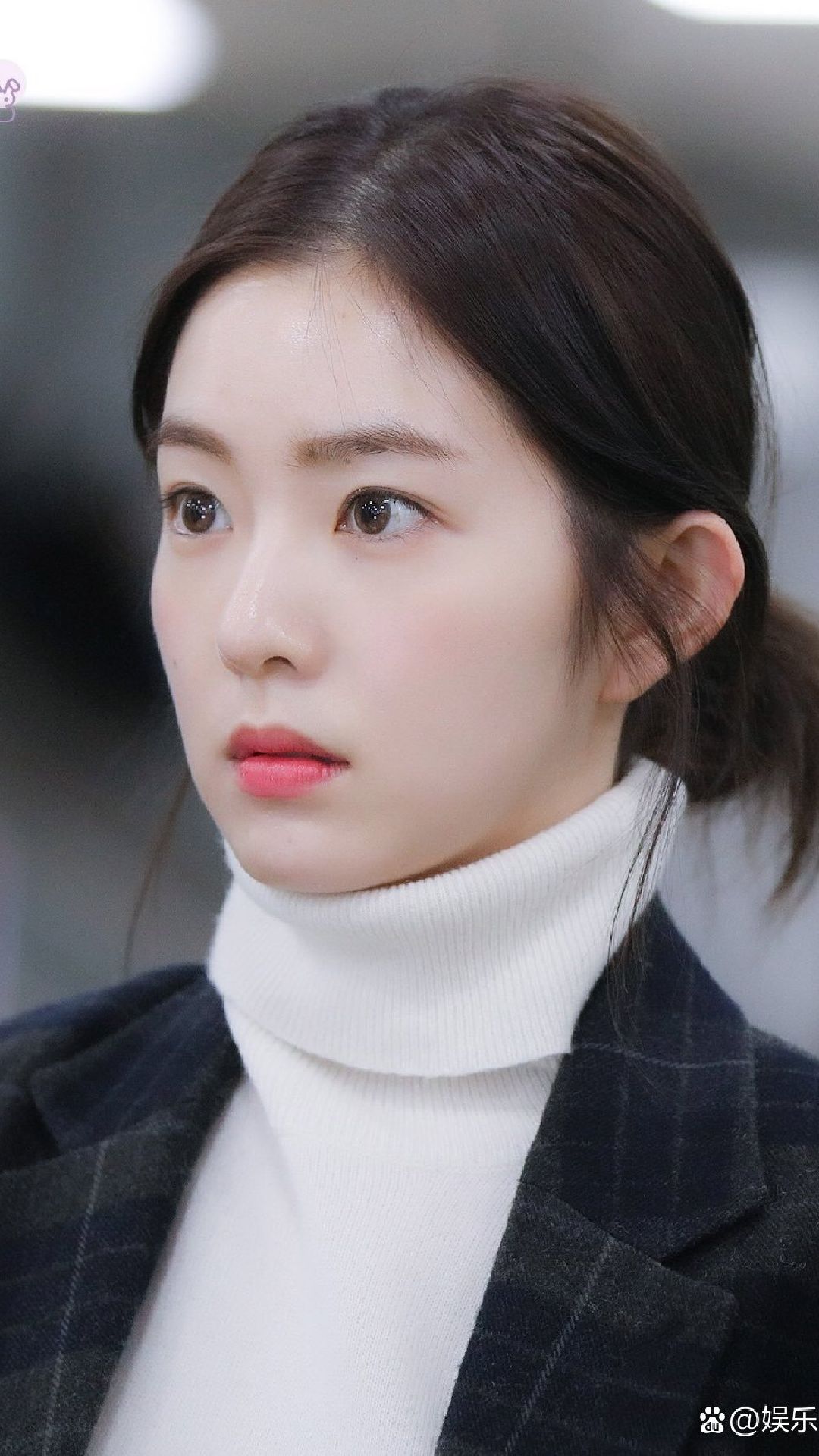 裴珠泫今日份机场饭拍,低垂丸子头造型,黑西装很美!-度小视