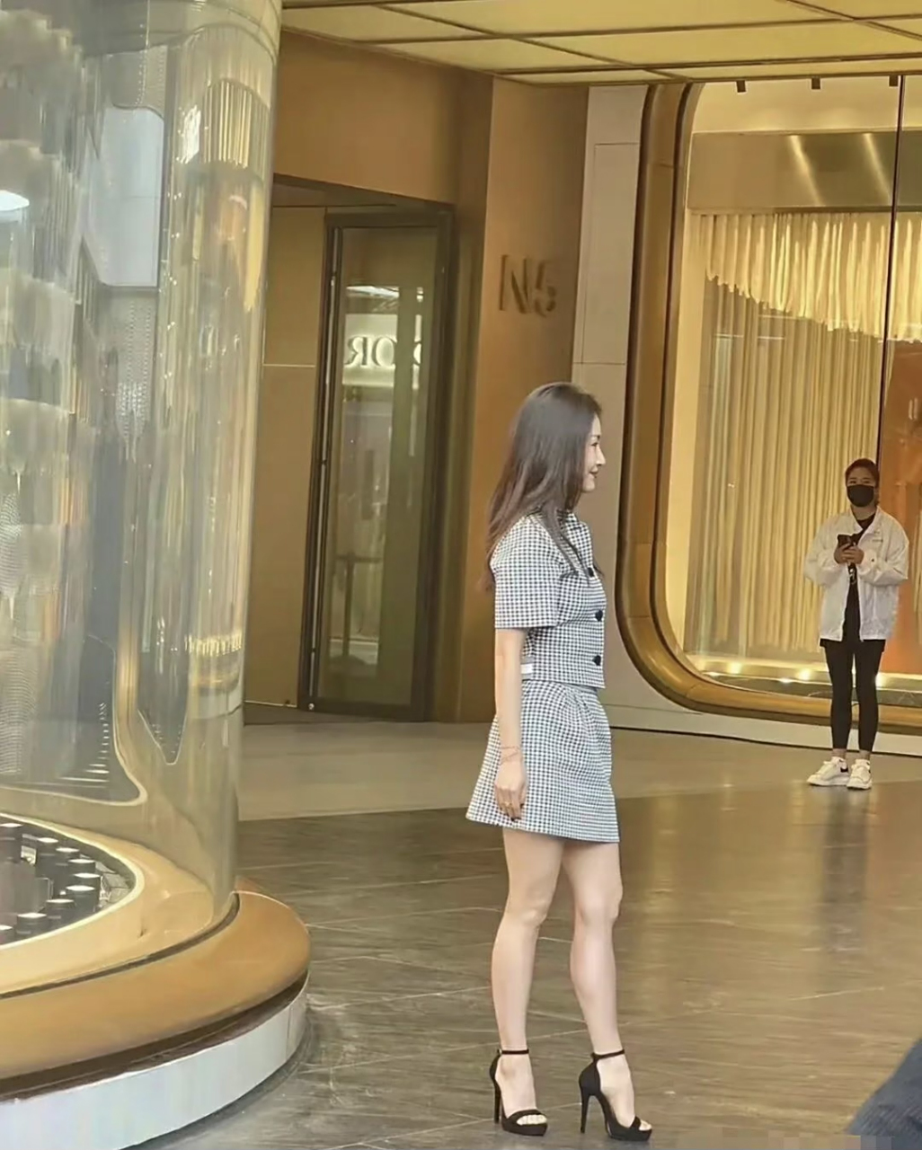 王子文的高跟鞋也太高了吧,脚面都快垂直了! #娱乐