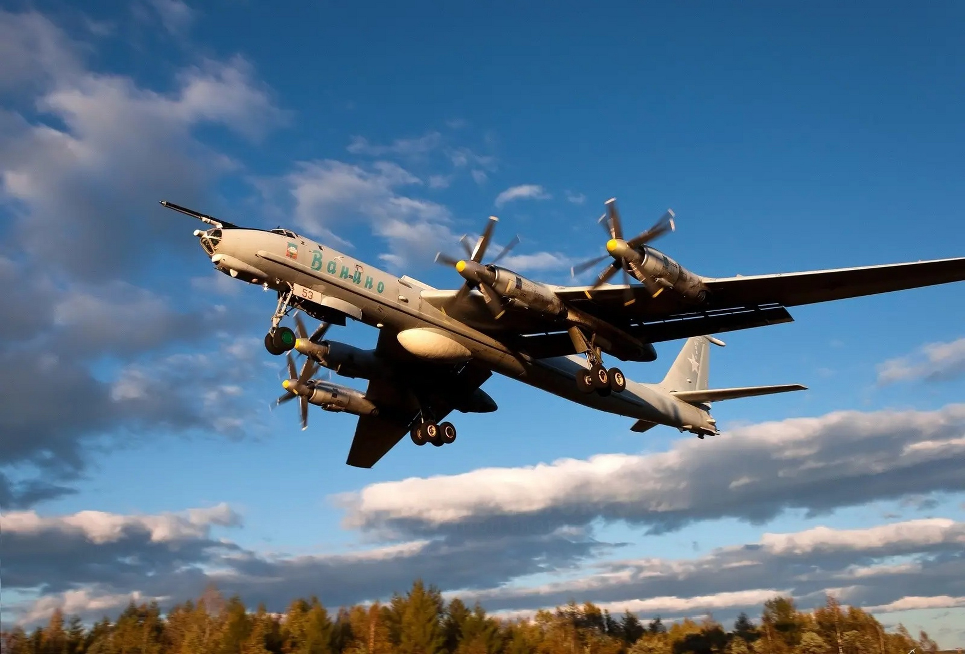 战机欣赏:俄罗斯 图-142 大型反潜机,主职反潜,兼做中继通讯.