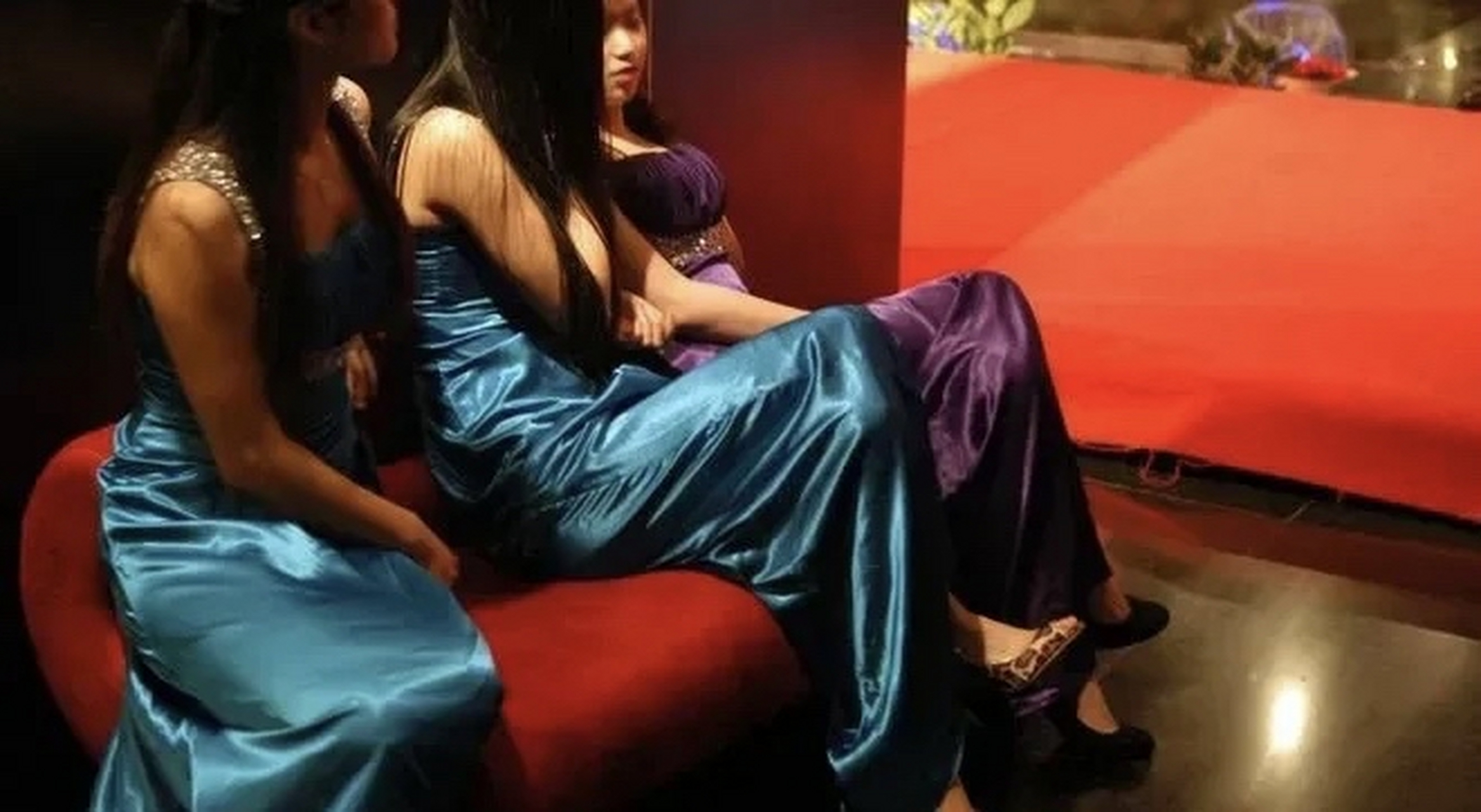 上海,ktv陪酒女在陪客人喝酒后醉酒,其同事将其送回家中,后因无法打开