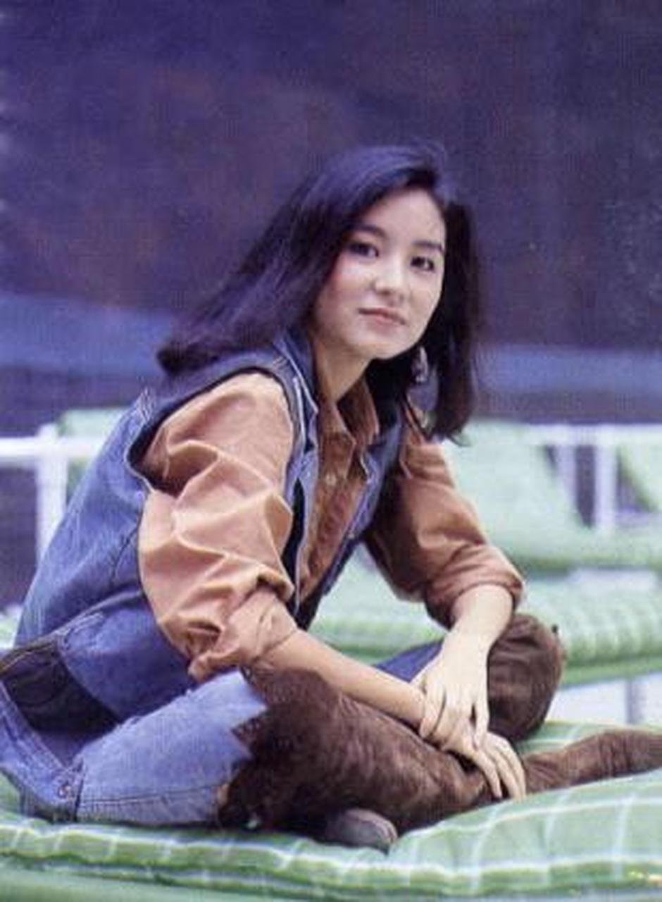 林青霞少女时期,有一次在海边玩耍时,拍下了这张迷人的照片.