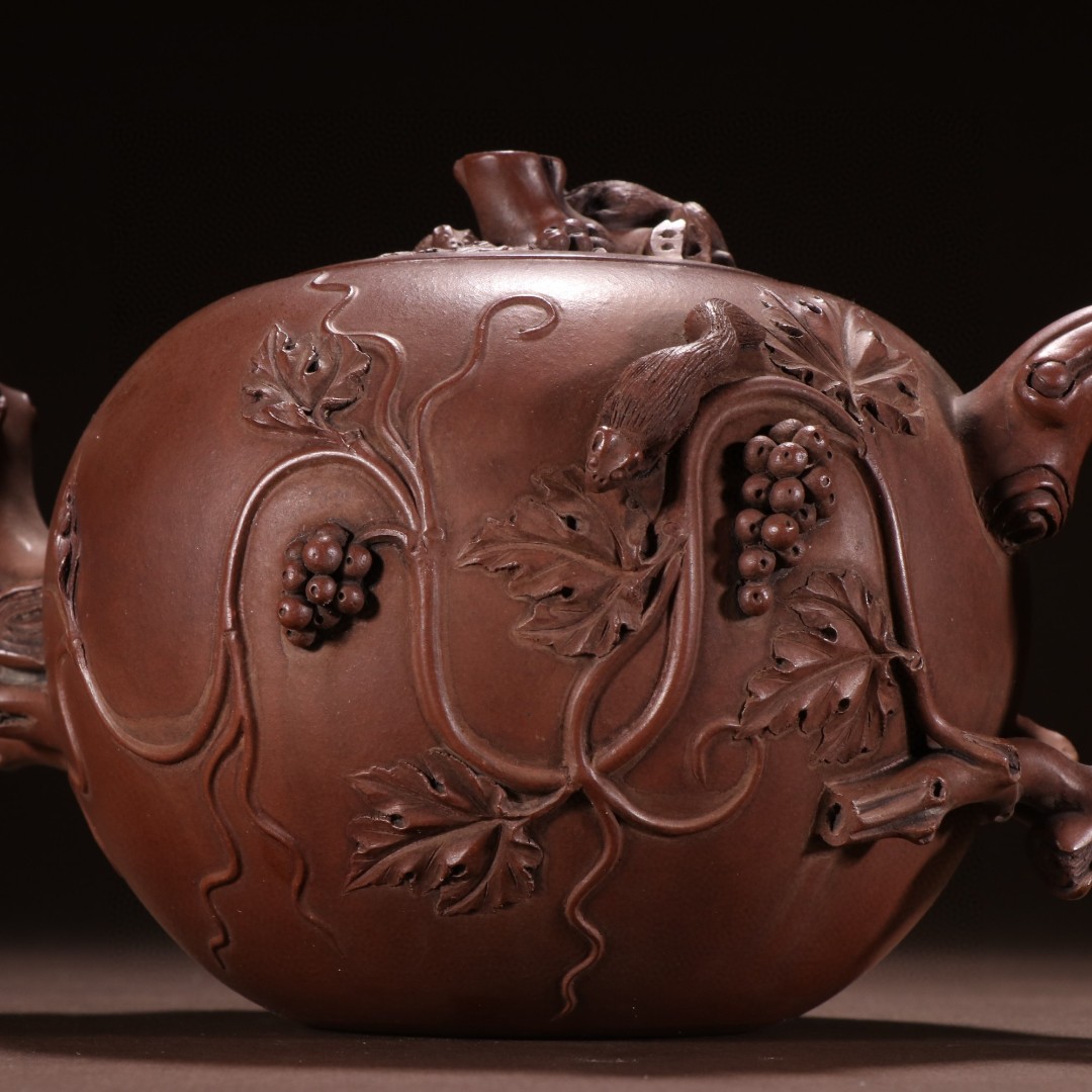 旧藏 桂林款 紫砂堆雕松鼠葡萄纹壶