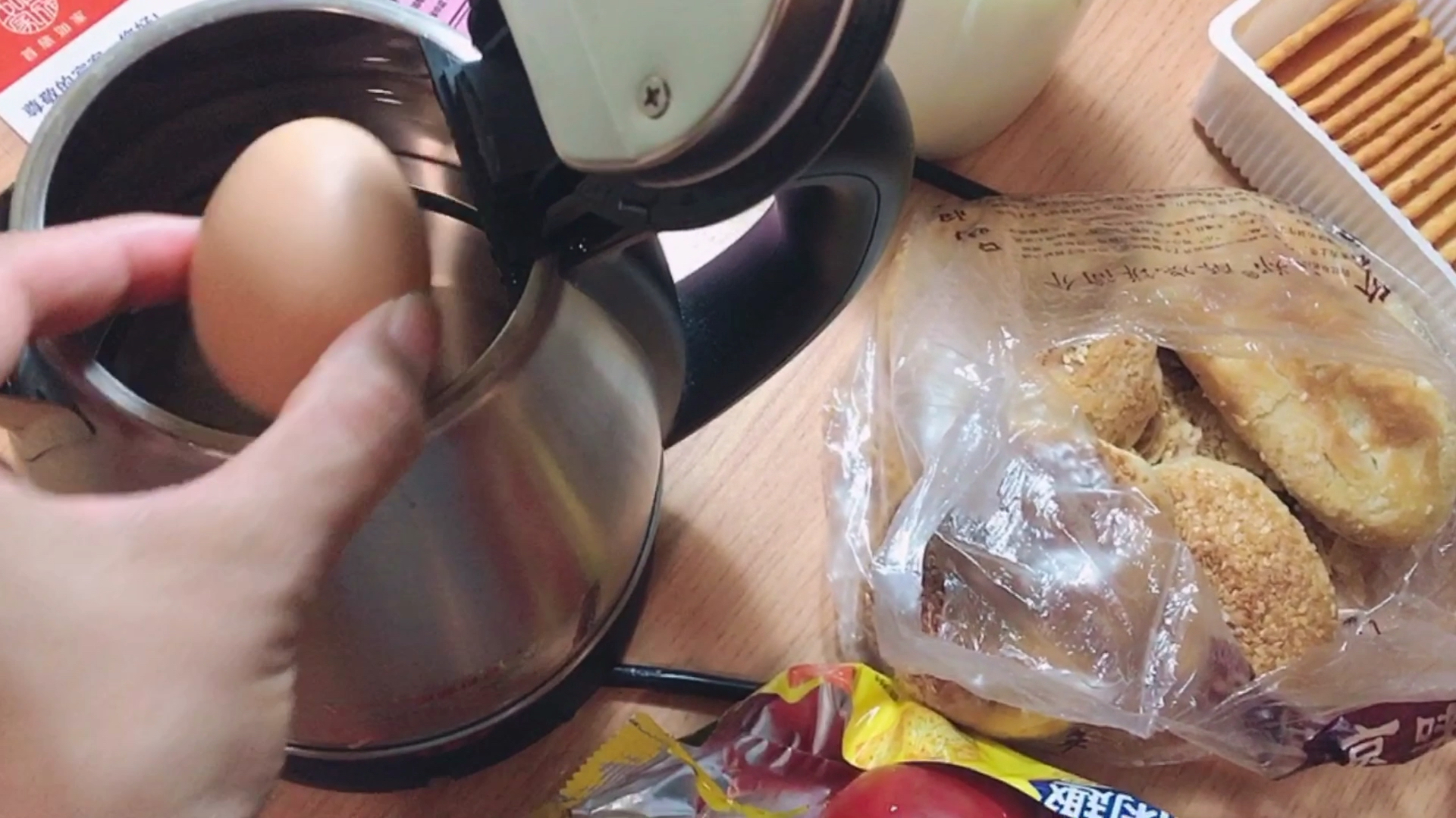 自驾游途中,第一次用酒店电水壶煮鸡蛋,居然煮出了溏心蛋真好吃