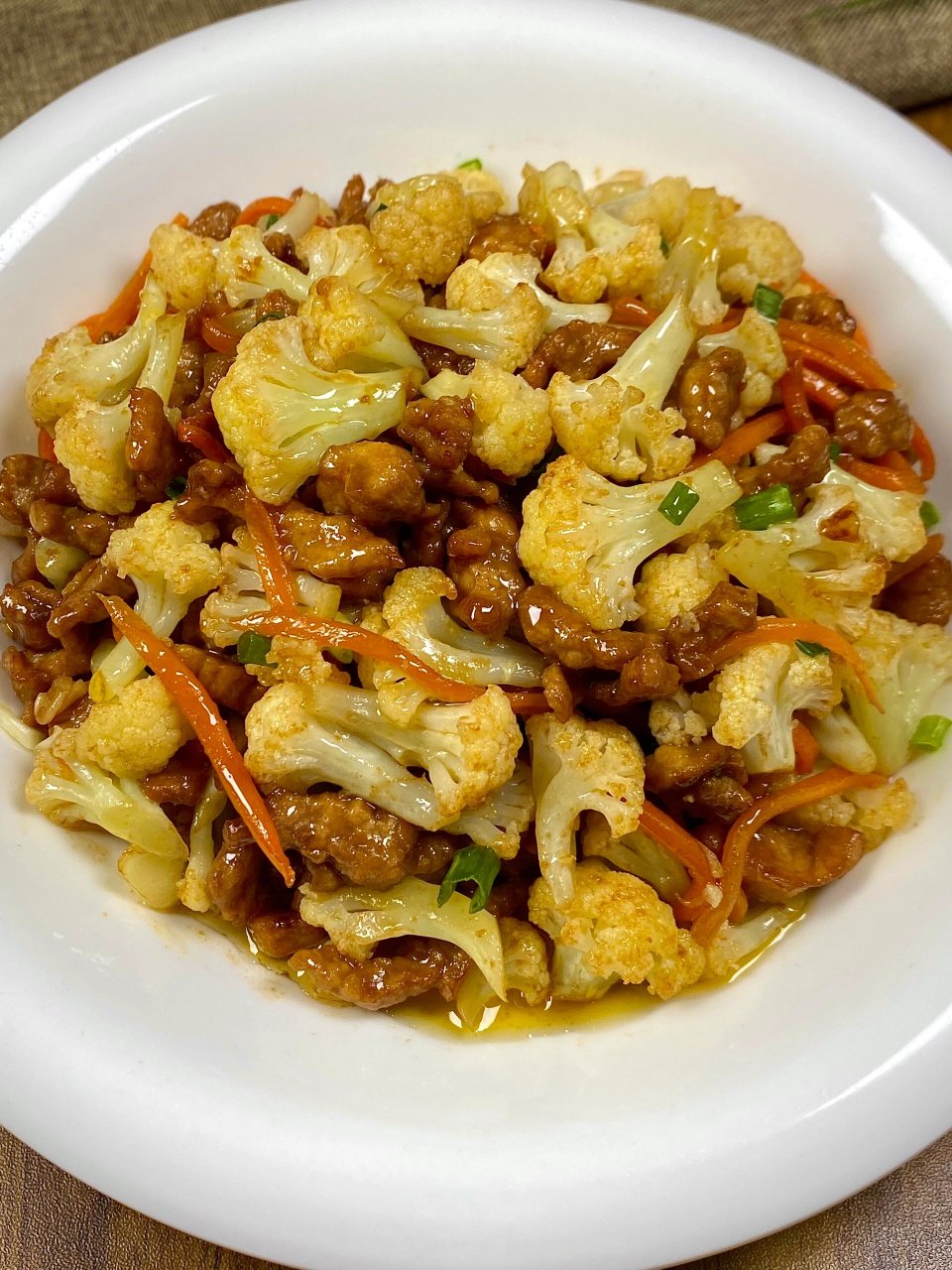 花菜胡萝卜炒肉这样做好好吃哇 口感清甜脆嫩,肉丁嫩滑可口 食材:瘦肉