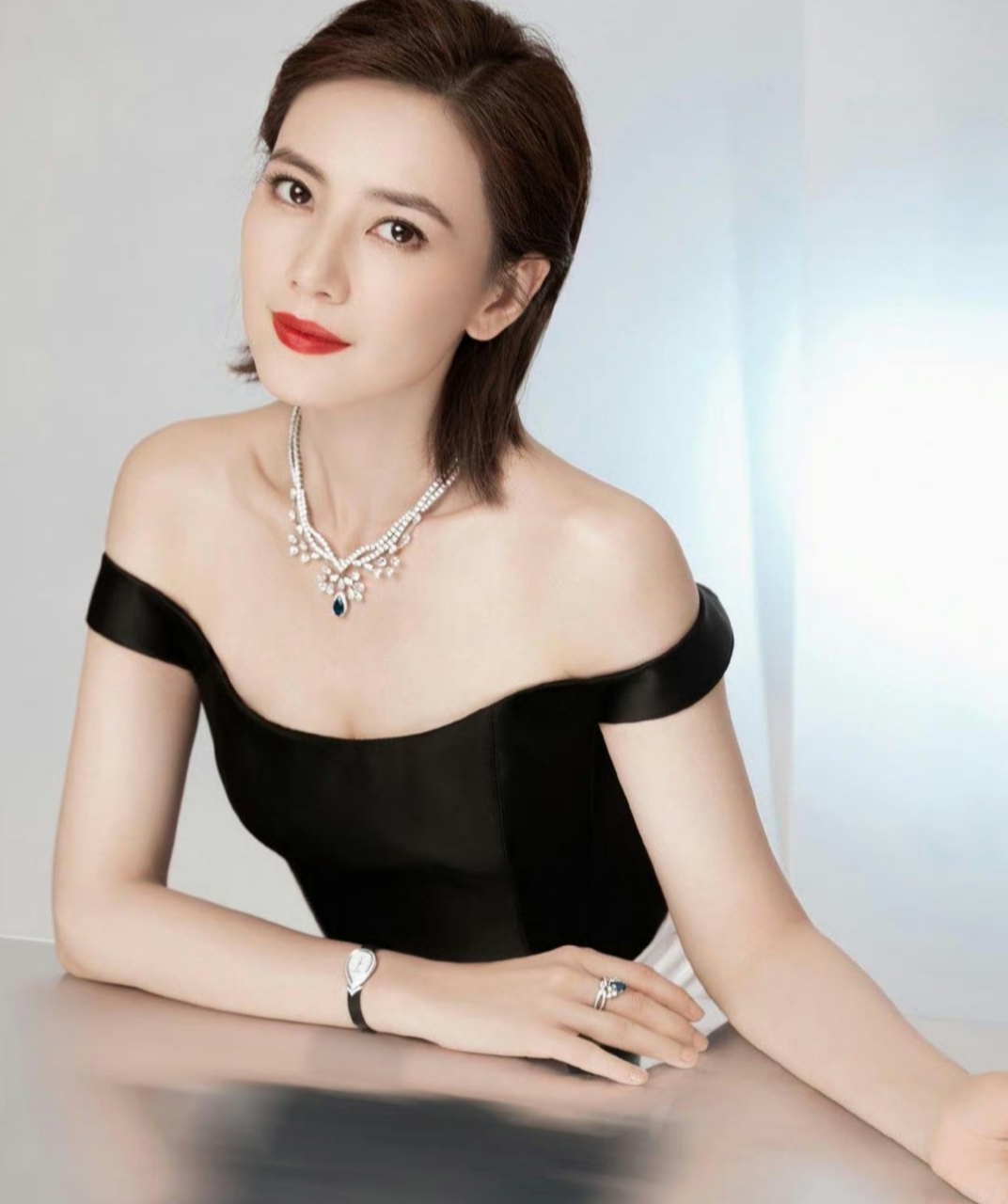 性感女神#高圆圆# 身穿黑白一字溜肩连衣裙,干练短发,雪肤玉貌,曼妙
