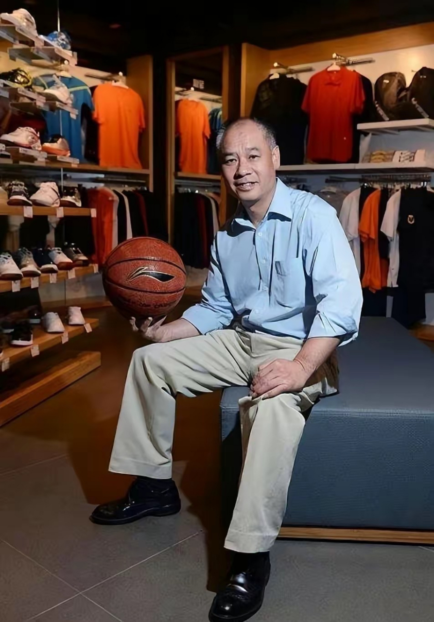 李宁晒全家福!儿子帅气女儿甜美可爱,他头发稀疏,老婆风采依旧