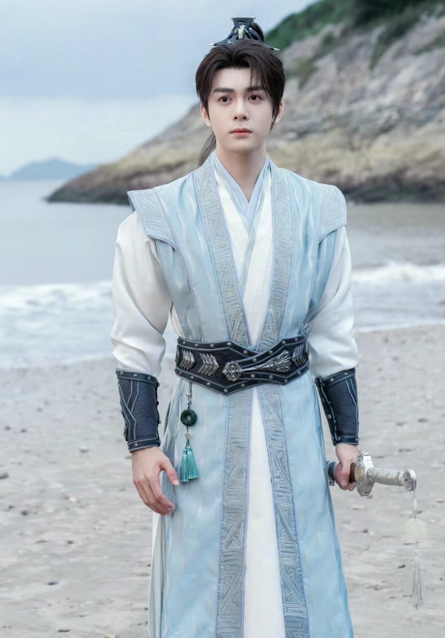 饰演富二代方多病 剧中的古装造型很好看啊 希望曾舜晞把古装焊在身上