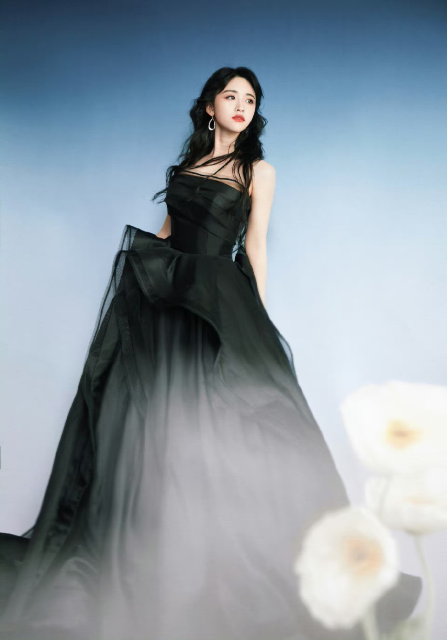 沈月# 一袭黑色抹胸公主裙,肤白貌美的容颜,清纯甜美,窈窕曼妙的身材