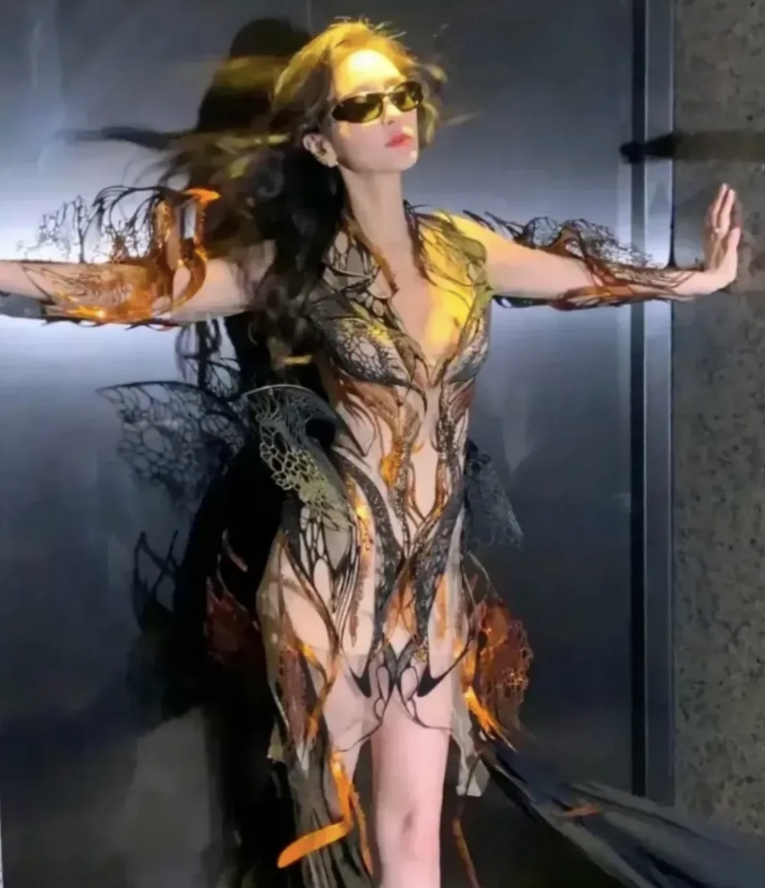 angelababy近日身着蝴蝶透视裙的照片,简直亮瞎我的眼99