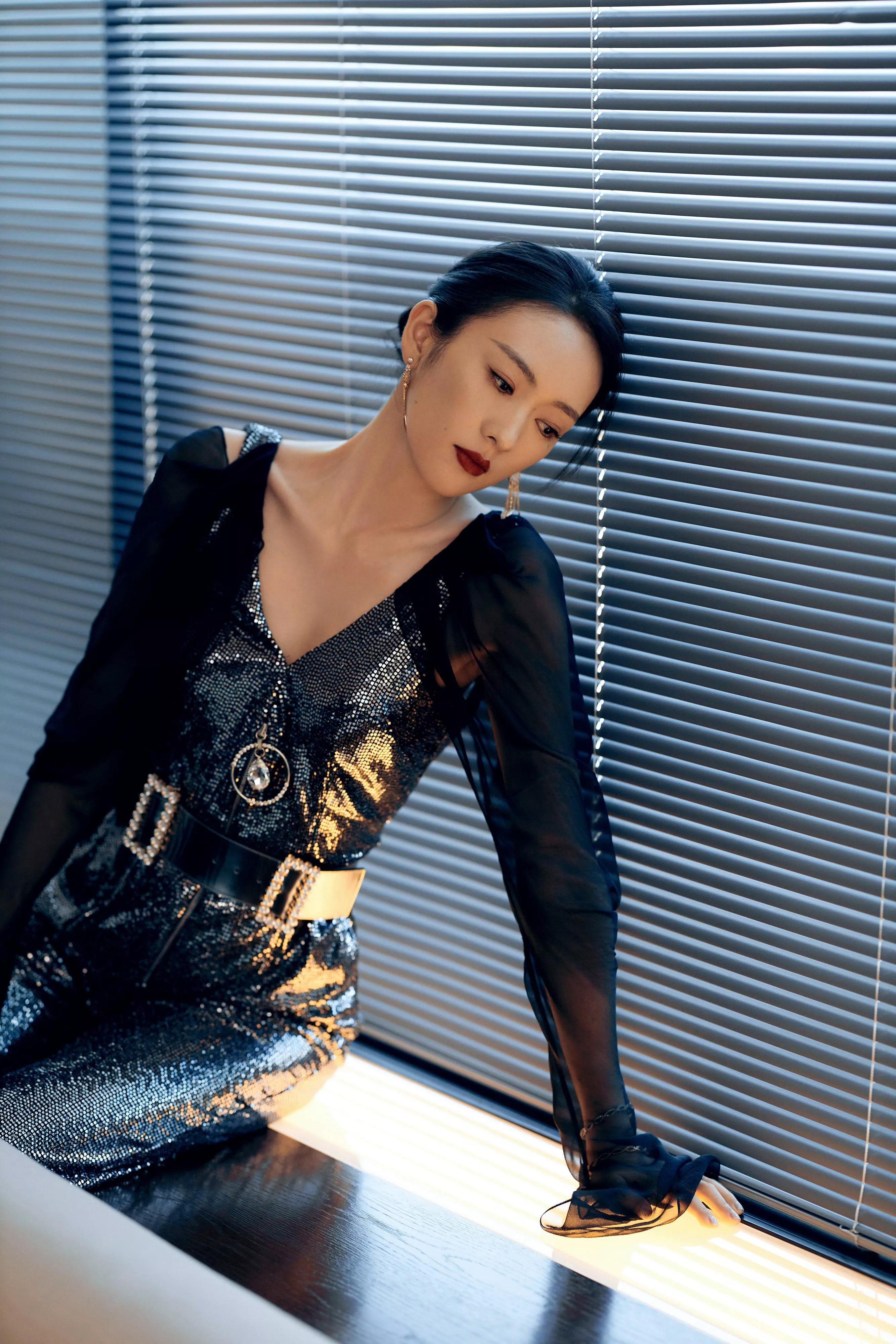 美女明星童瑶,身姿婀娜,动人心弦