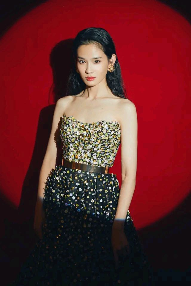 屈菁菁精美壁纸:个性鲜明,性感又优雅!
